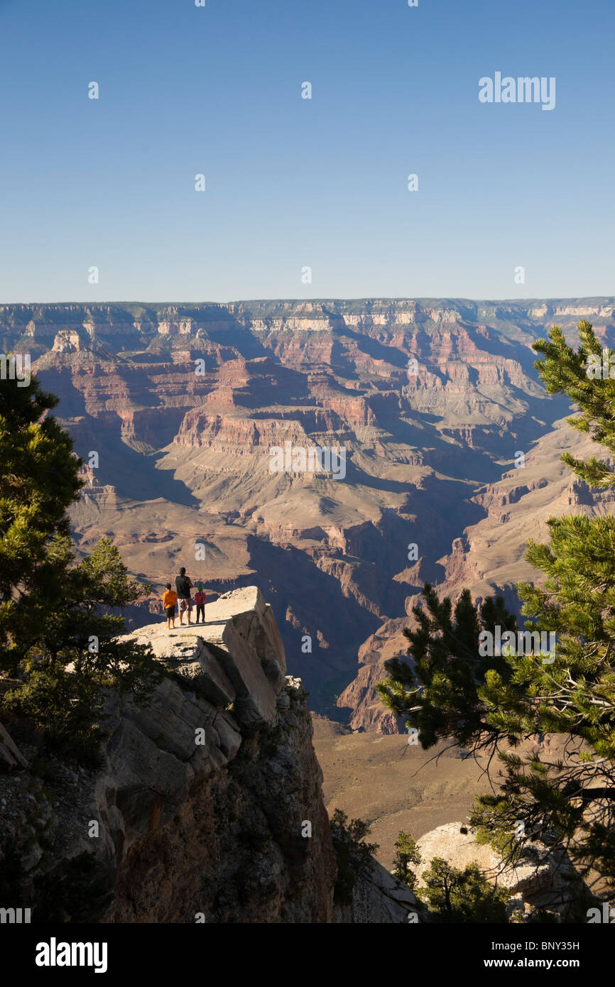 Grand-Canyon-Nationalpark USA - Vater und zwei Söhne, riskieren eine ungeschützte Klippe Strebepfeiler zu einem Aussichtspunkt. Stockfoto