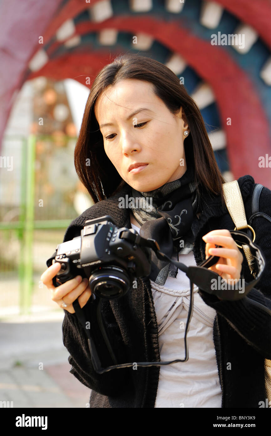 Porträt eines jungen Asiatin Fotografen Stockfoto