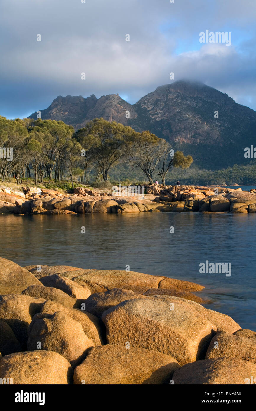 Die Küstenlinie von Coles Bay mit den Gefahren Bergkette jenseits. Freycinet National Park, Tasmanien, Australien Stockfoto