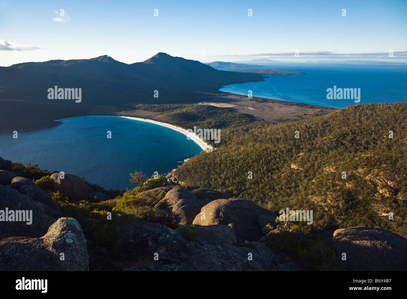 Sunrise Blick auf die Wineglass Bay aus Mt Amos. Freycinet National Park, Tasmanien, Australien. Stockfoto