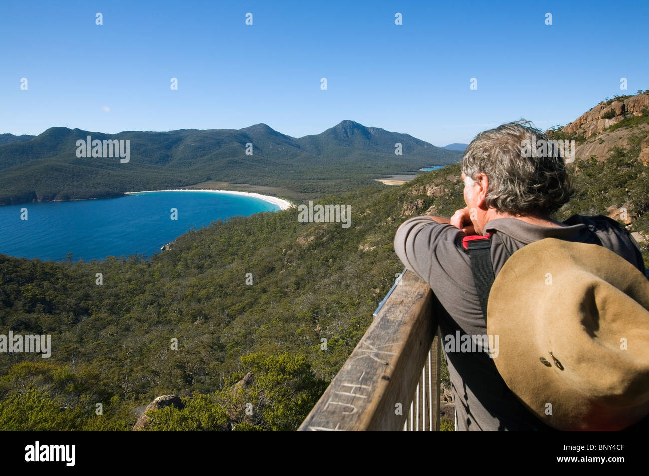 Ein Wanderer blickt über den Freycinet National Park aus die Wineglass Bay Lookout. Freycinet National Park, Tasmanien, Australien. Stockfoto