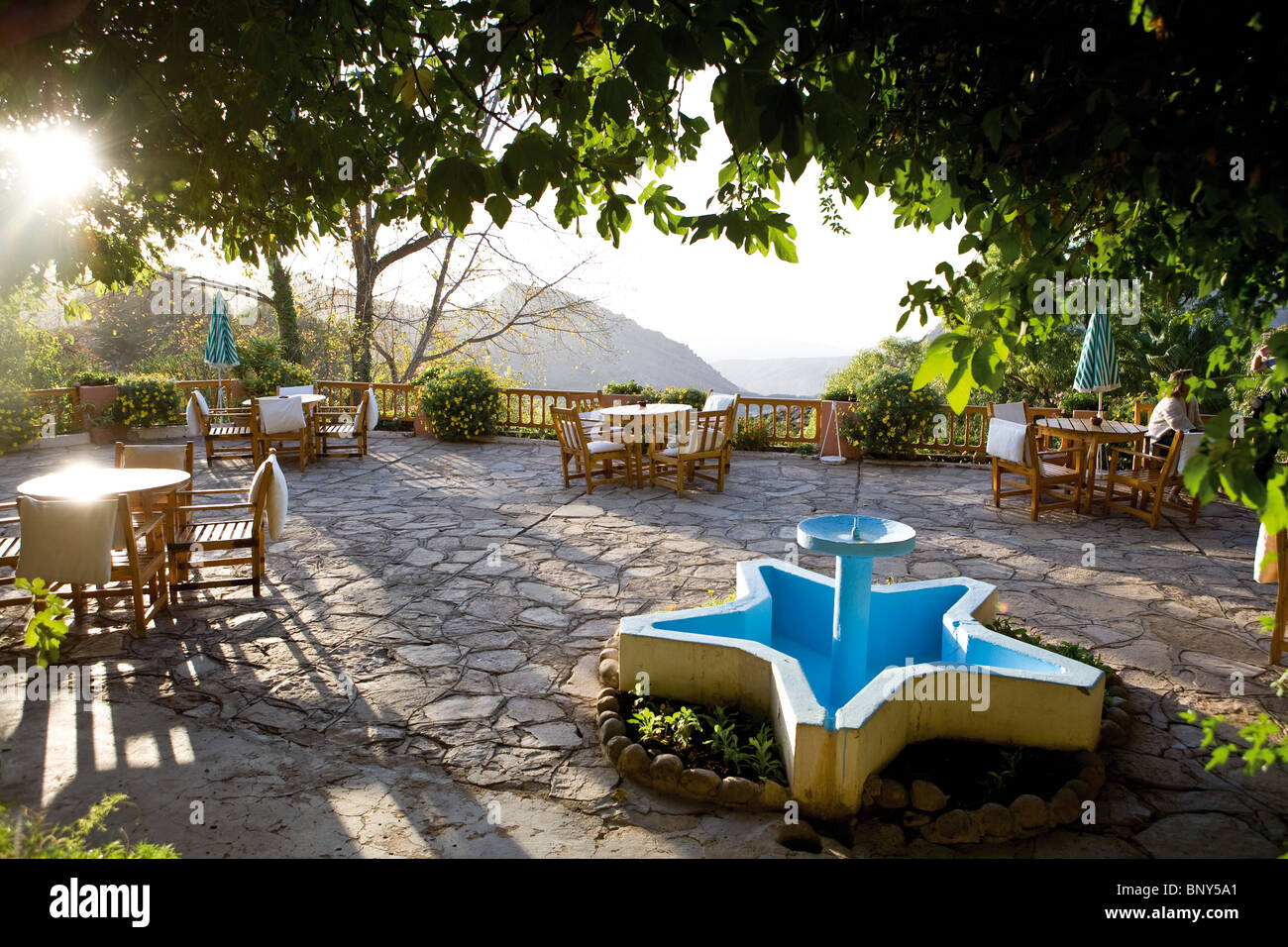 Marokko, Immouzzer Dorf Terrasse des Hotel-restaurant Stockfoto