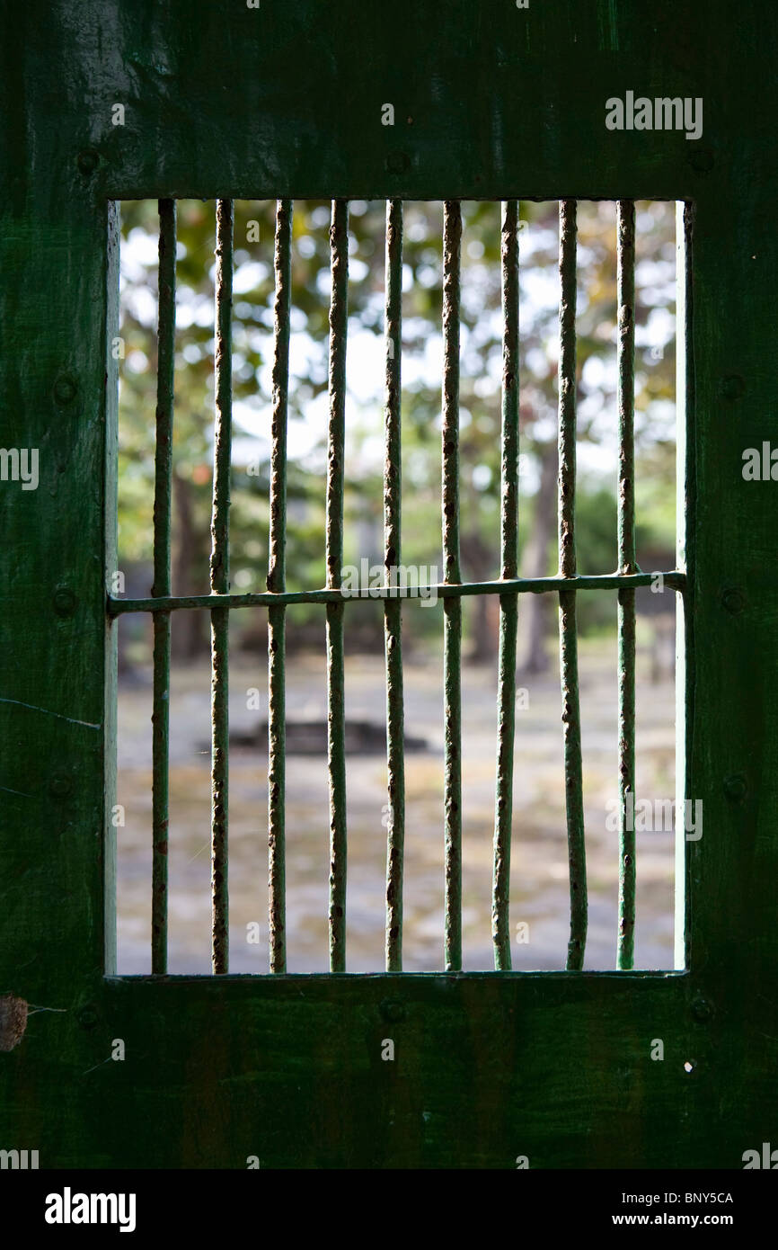 Zellentür einer kollektiven Gefängniszelle auf Con Son Gefängnisinsel, Vietnam Stockfoto