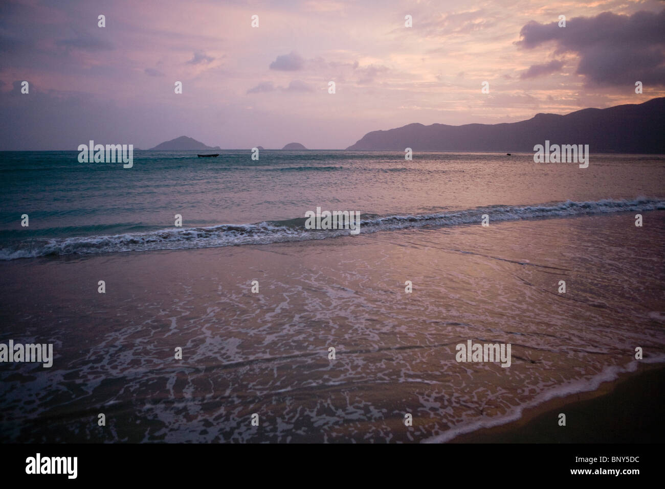 Bai Loi Voi Strand bei Sonnenuntergang, Con Son Island, Vietnam Stockfoto