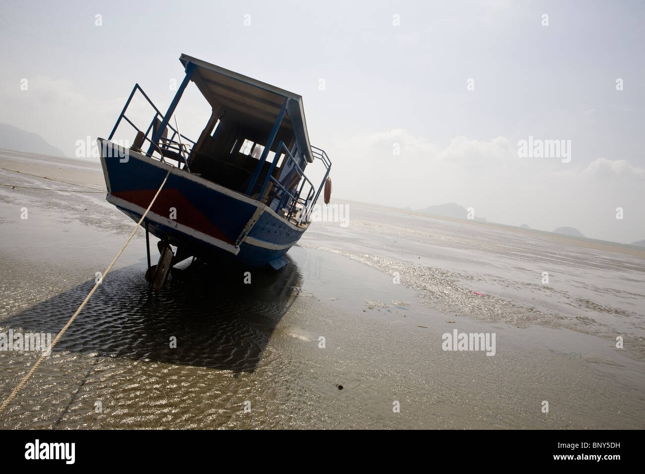 Boot Anchoredat Ebbe, Bai Dat Doc Strand Con Son Island, Vietnam Stockfoto
