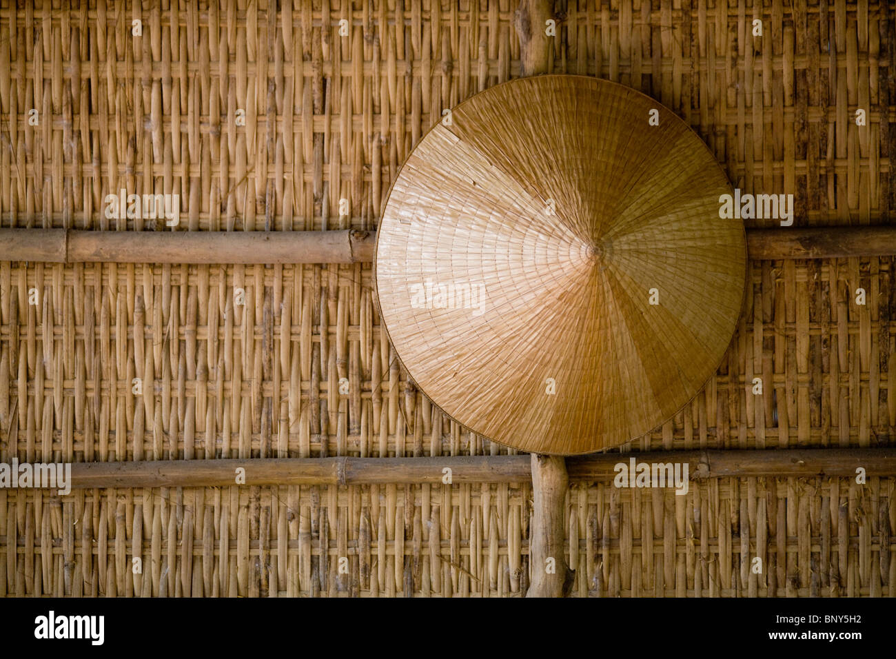 Vietnamesische Hut an die Wand hängen Stockfoto