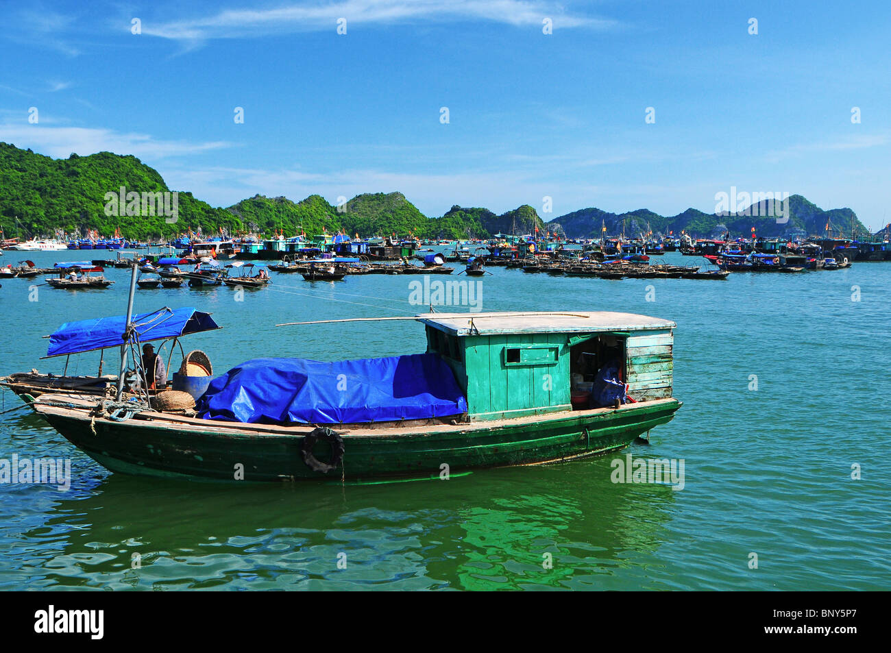 Angelboot/Fischerboot in Cat Ba-Stadt, Vietnam Stockfoto