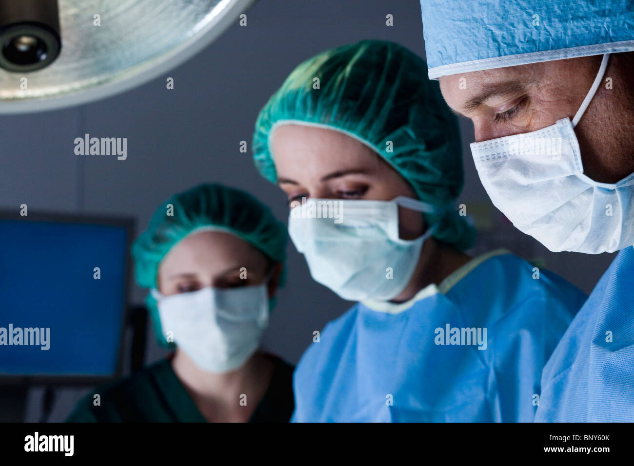 OP-Team im OP-Saal arbeiten Stockfoto