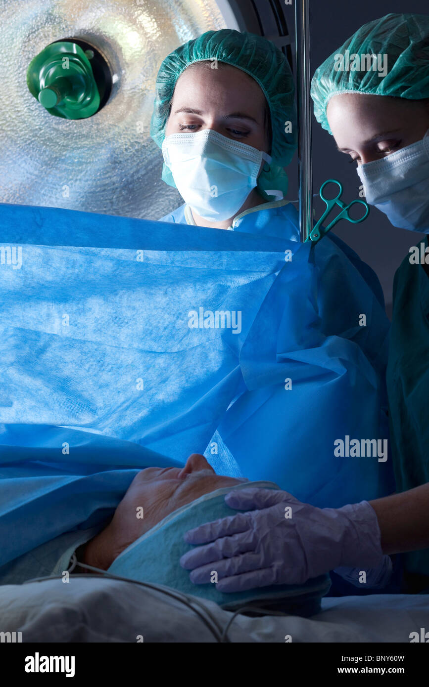 Krankenschwester Überprüfung Patienten Betrieb Stockfoto