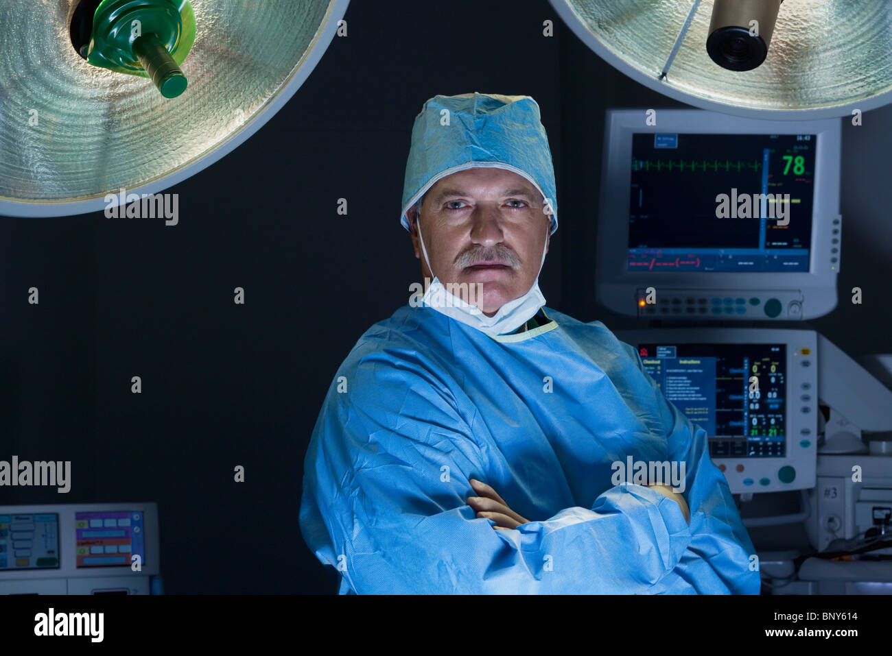 Chirurg in Betrieb Zimmer, Porträt Stockfoto