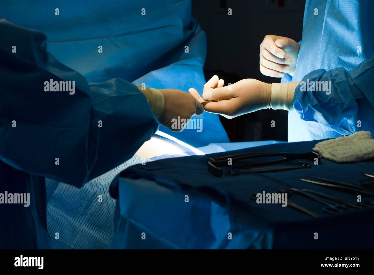 Übergabe von chirurgischen Instrument Chirurgen während des Betriebs Stockfoto