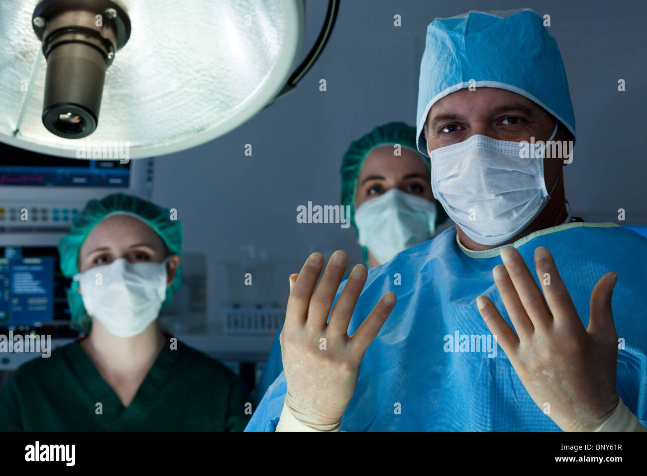 Chirurg mit Team bei der Vorbereitung für den Betrieb Stockfoto
