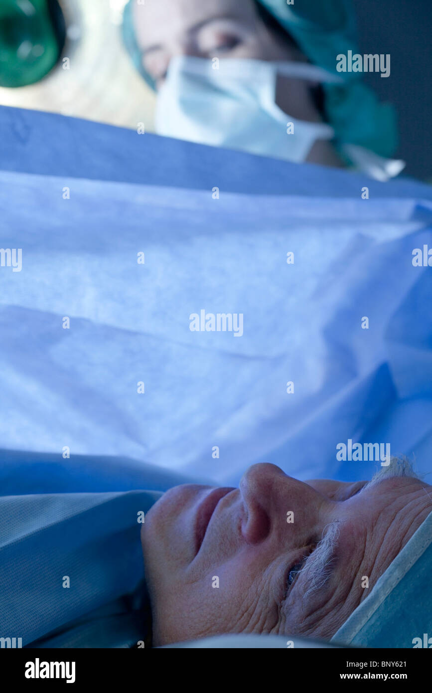 Patient wach während der chirurgischen Eingriff in örtlicher Betäubung zur Schmerzbekämpfung eingesetzt Stockfoto