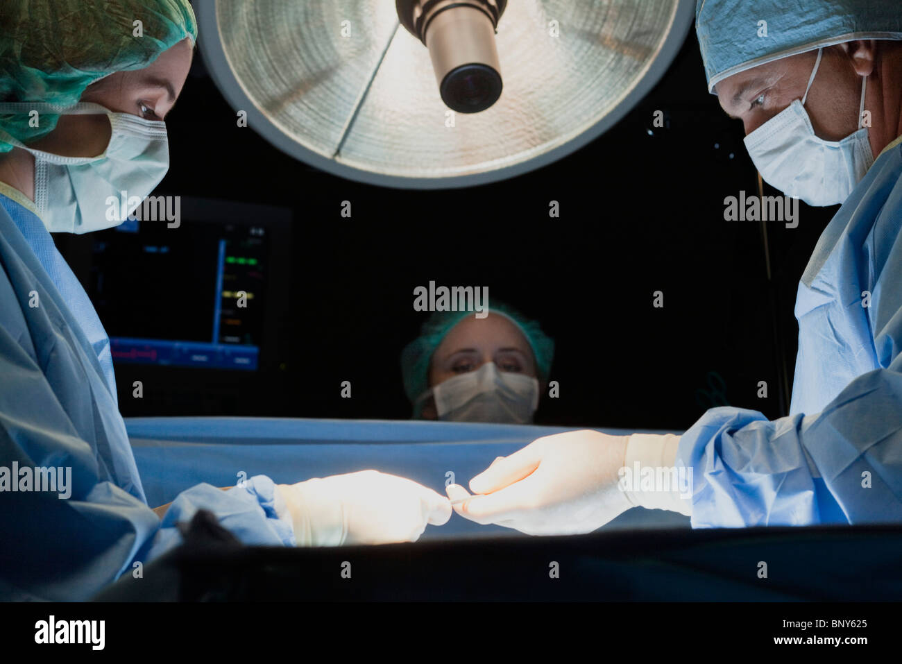 Krankenschwester Übergabe chirurgisches Instrument zum Chirurgen während des Betriebs Stockfoto