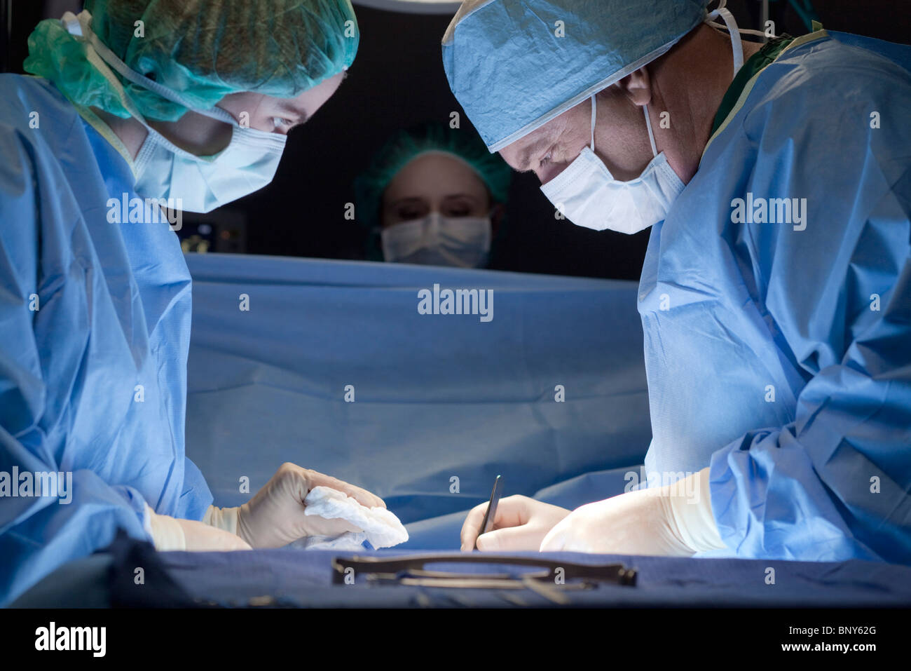Krankenschwester helfen Chirurgen während des Betriebs Stockfoto