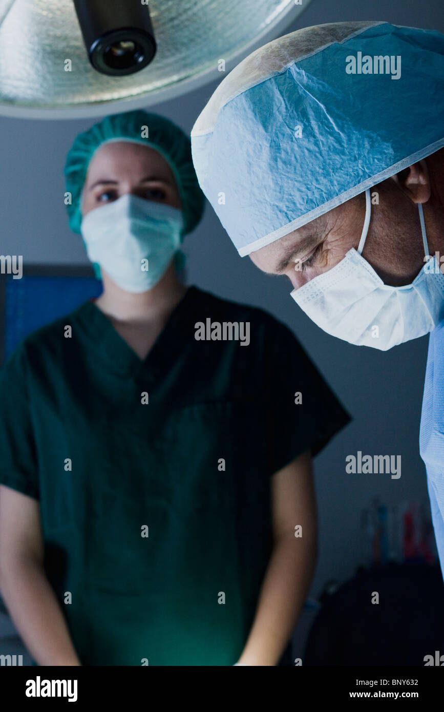 Chirurg mit Schwerpunkt auf Betrieb Stockfoto