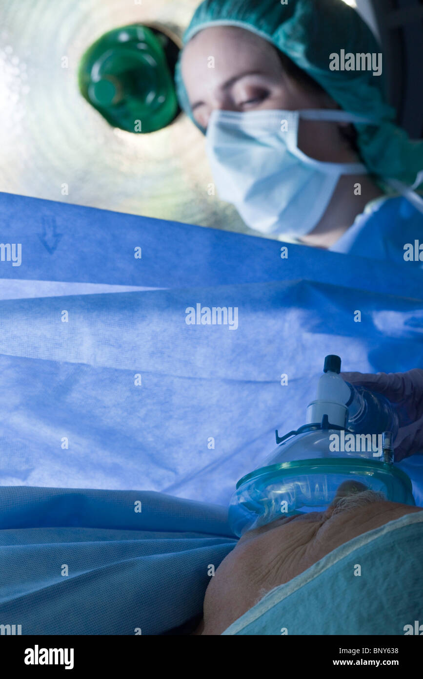 Patienten erhalten Sauerstoff während des Betriebs Stockfoto