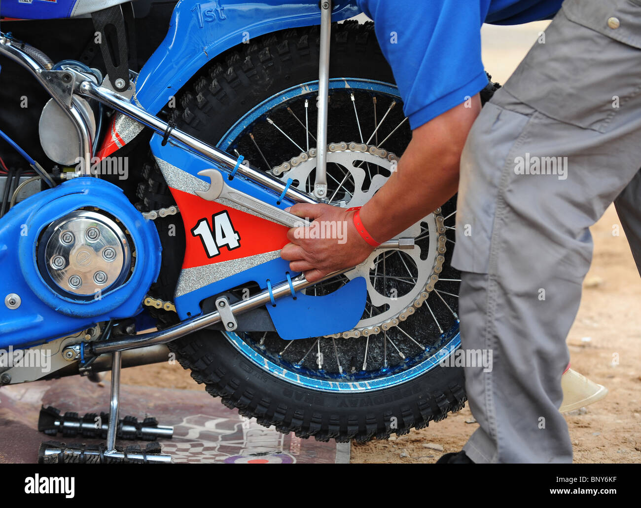 Ein Speedway-Motorrad wird von einem Mechaniker in der Box bearbeitet Stockfoto