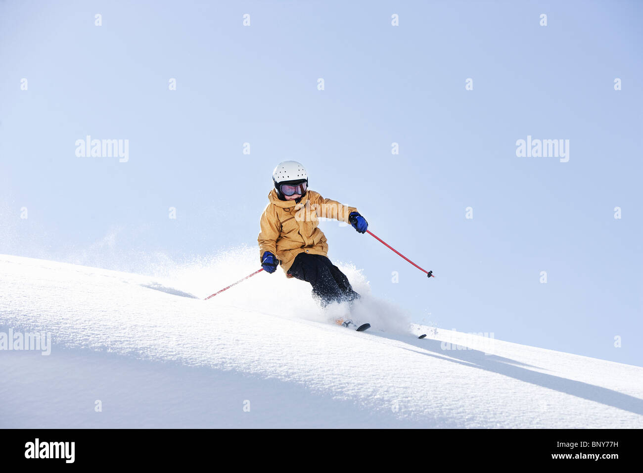 Kleiner Junge durch frischen Pulverschnee Skifahren Stockfoto