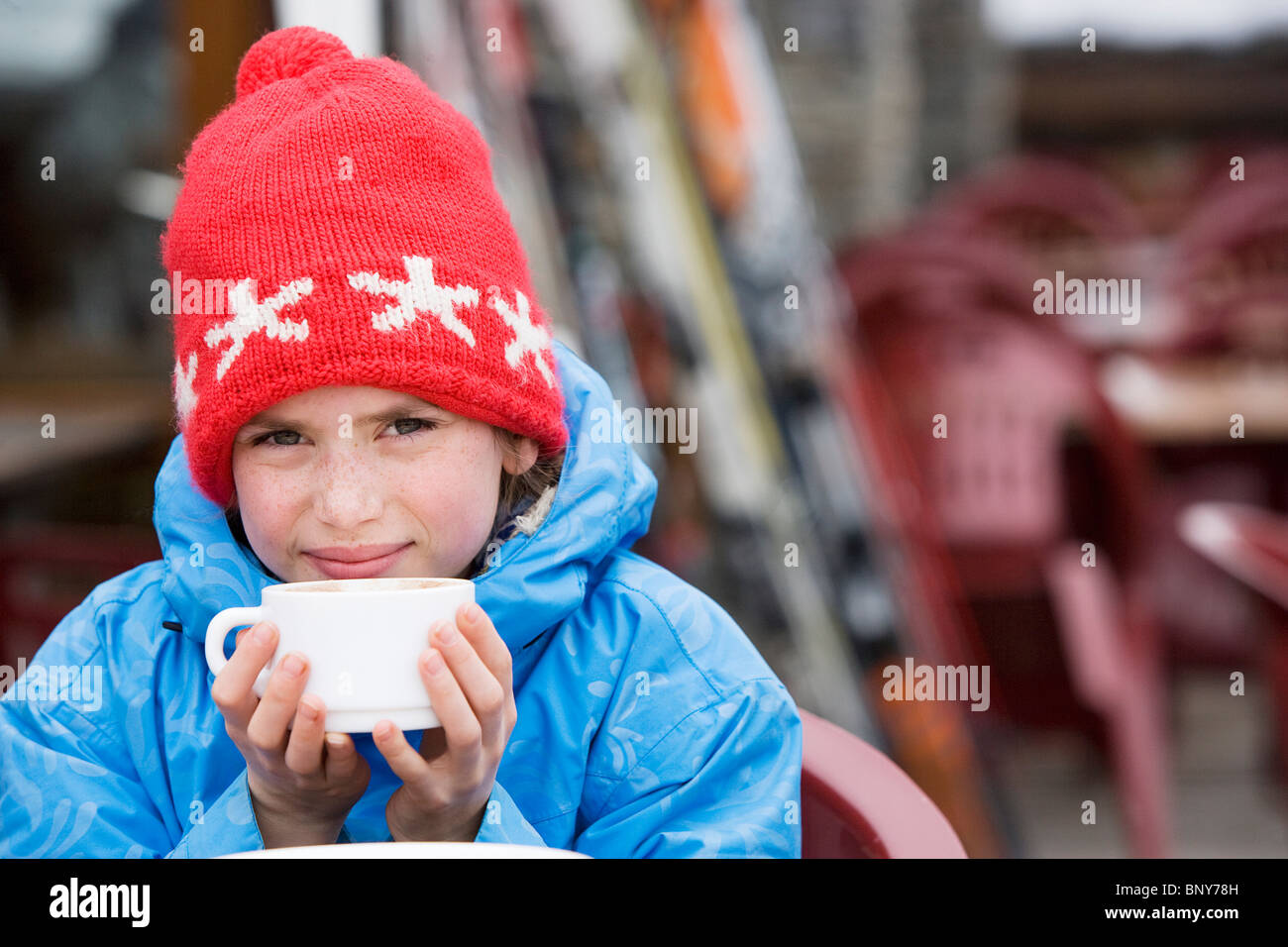 Mädchen trinken heißen Schokolade Stockfoto