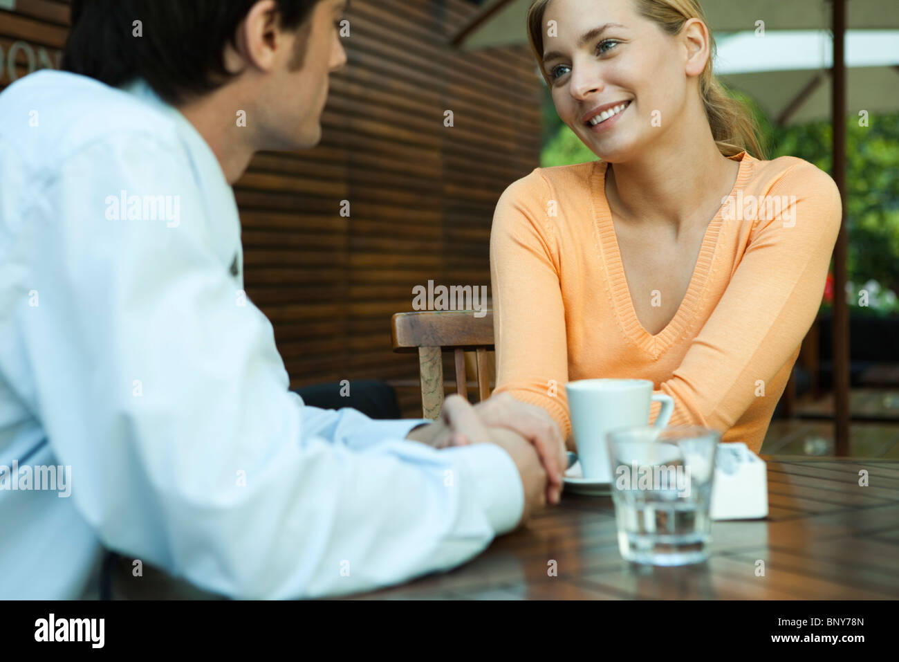 Paar halten Hände im Café im freien Stockfoto