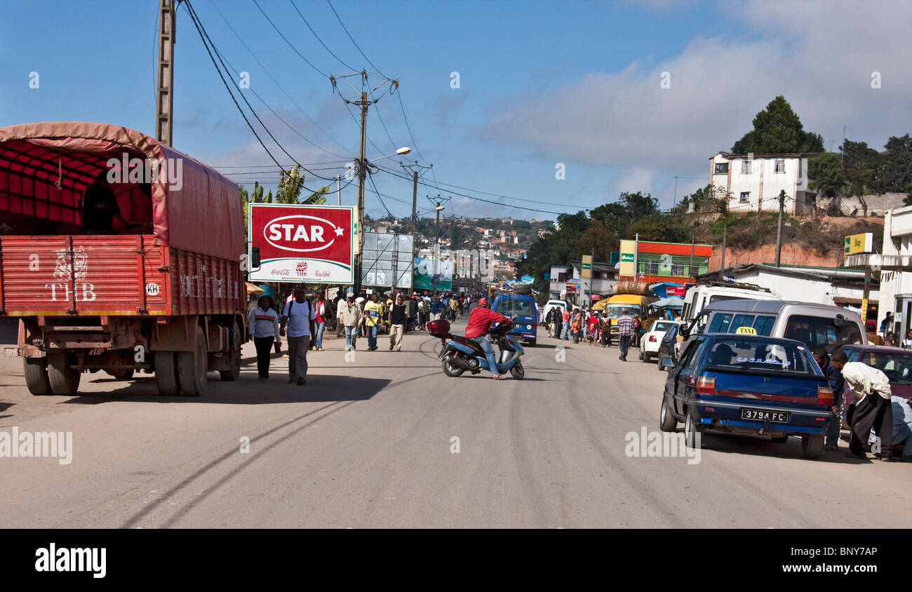 Straßenszene in der Stadt Fianorantsoa, östlichen Madagaskars, zeigen verschiedene Arten von Transport. Stockfoto
