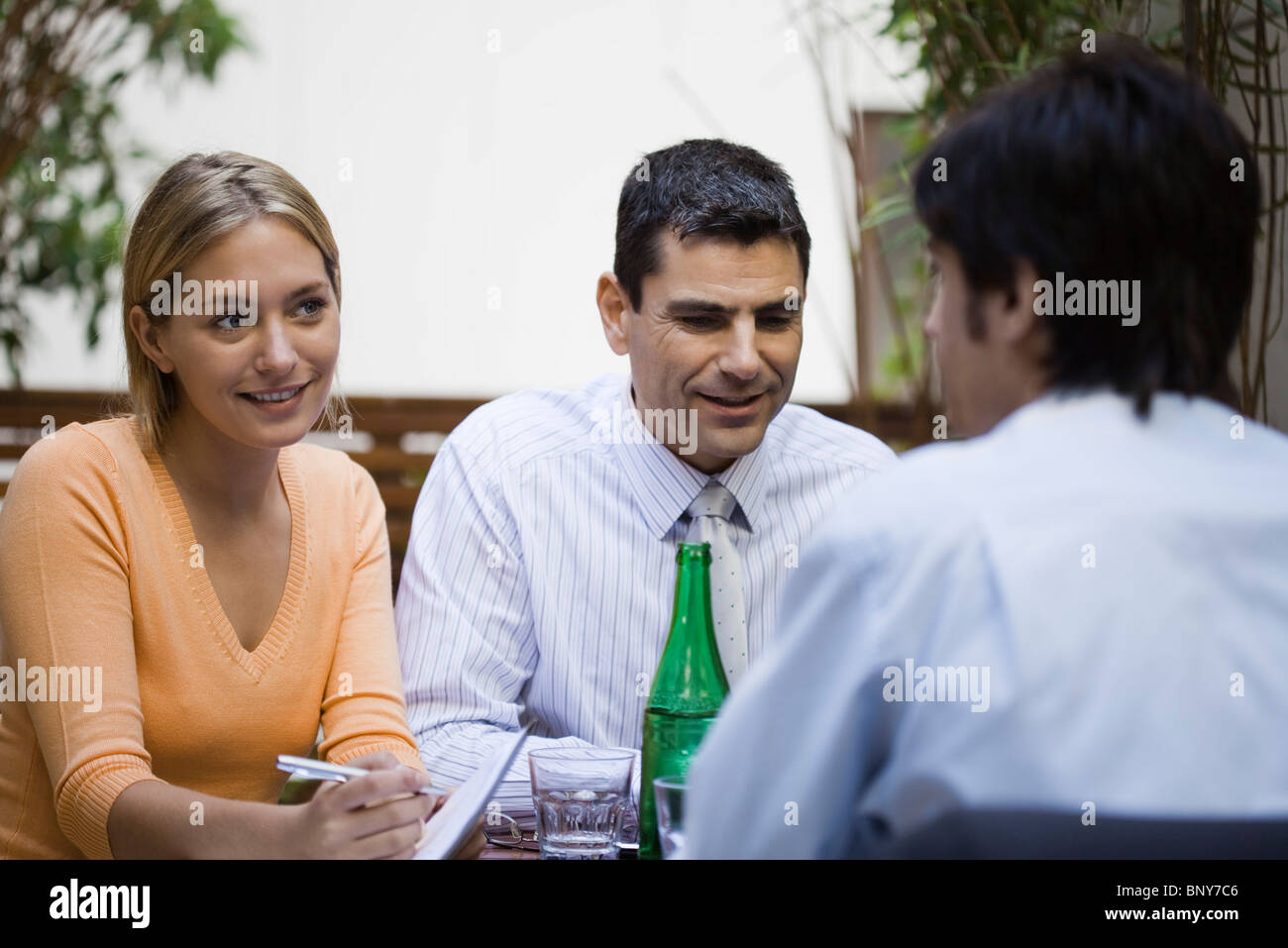 Geschäftspartner mit zufälligen Begegnung im café Stockfoto