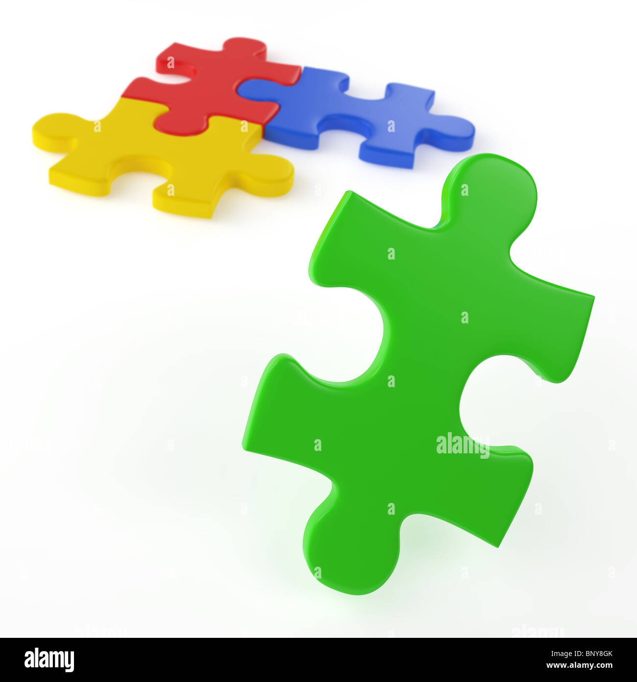 vier farbige Puzzleteile, die isoliert auf weiss mit nur einer übrig, Assamble als Konzept für die einfache Lösung für ein problem Stockfoto