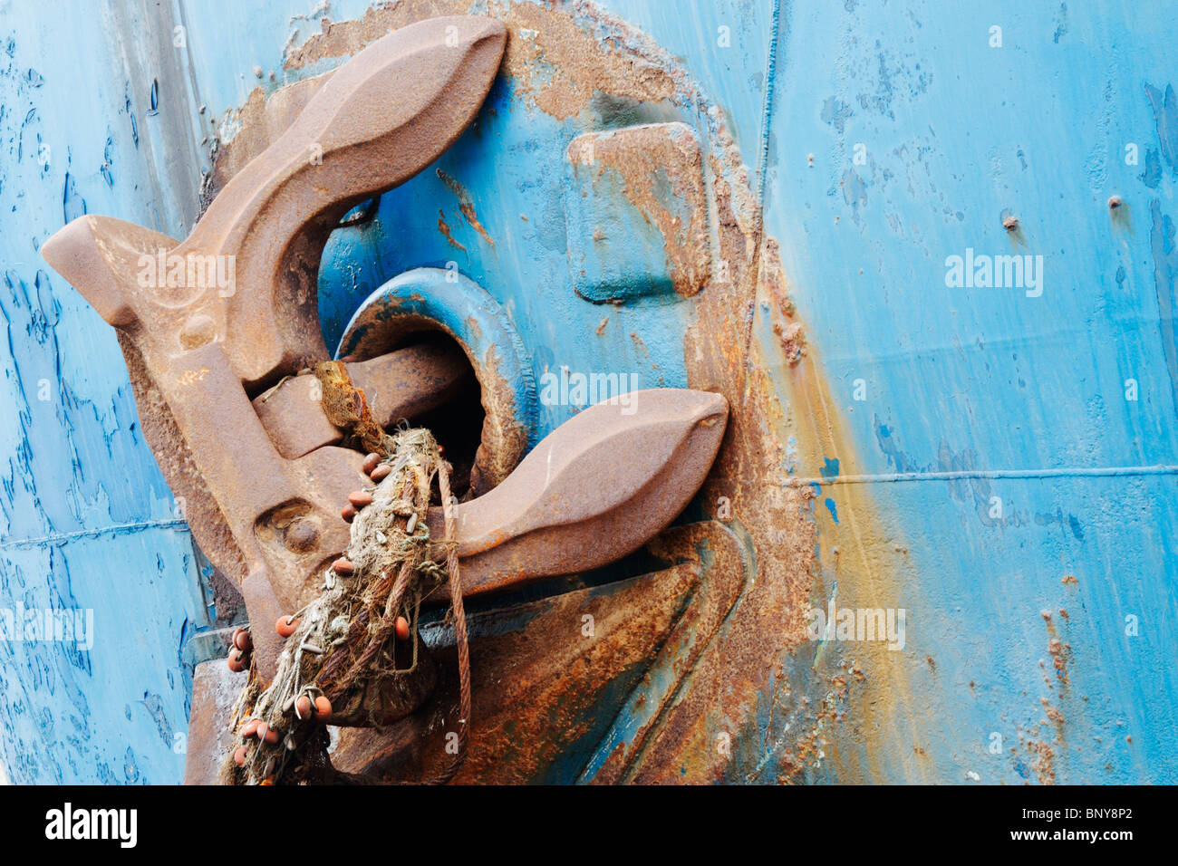 Rostigen Anker mit alten Fischernetz auf alte russische trawler Stockfoto