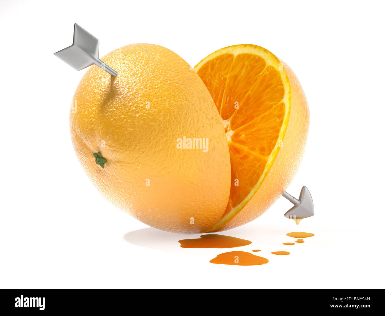 zwei Herzen Shapped Hälften des Orange gekreuzt durch den Pfeil des Amor als Begriff für "bessere Hälfte" Bild mit Beschneidungspfad Stockfoto