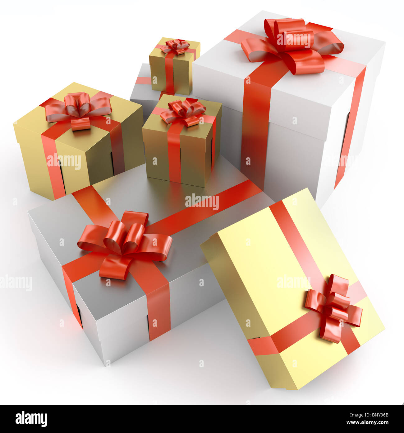Haufen von Multi farbige Geschenke mit roten Bändern isoliert auf weiss und mit Beschneidungspfad Stockfoto