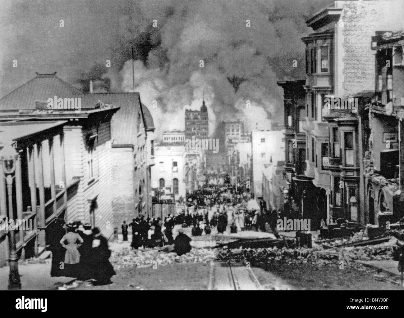 SAN FRANCISCO EARTHQUAKE 18. April 1906. Arnold Genthe berühmtes Foto mit Blick auf das Feuer auf dem Sacramento Street. Stockfoto