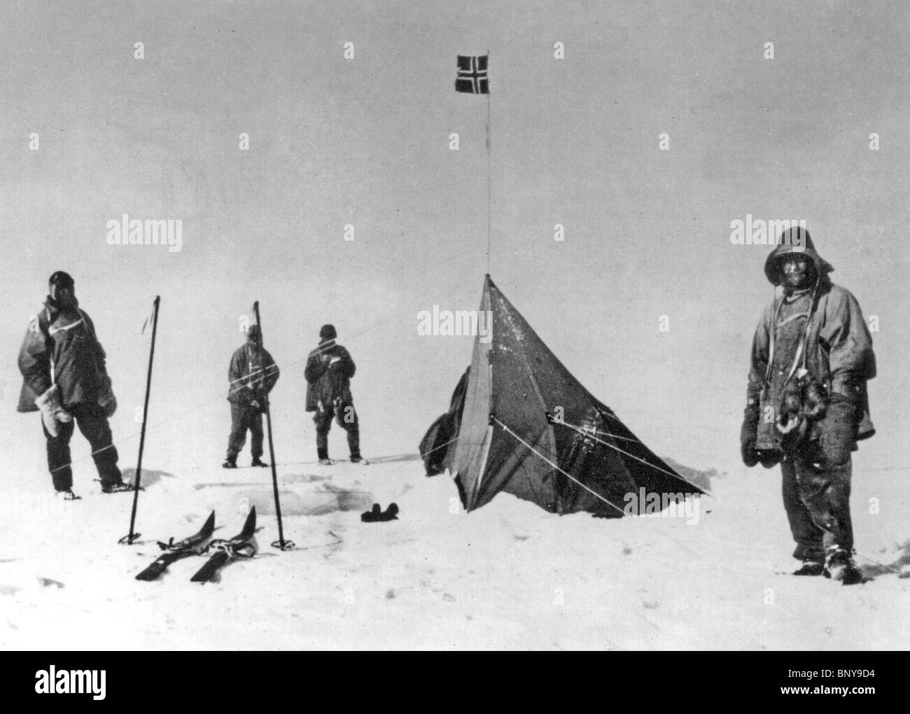 ROBERT FALCON SCOTT auf der rechten Seite und seiner Partei finden Amundsens Zelt am Südpol, 19. Januar 1912, fotografiert von W Bowers Stockfoto