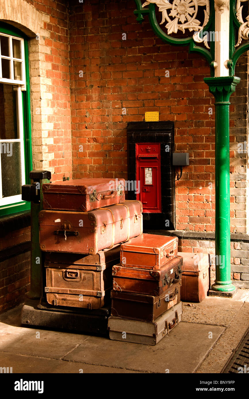 Alte Koffer am Bahnhof Sheringham Stockfoto