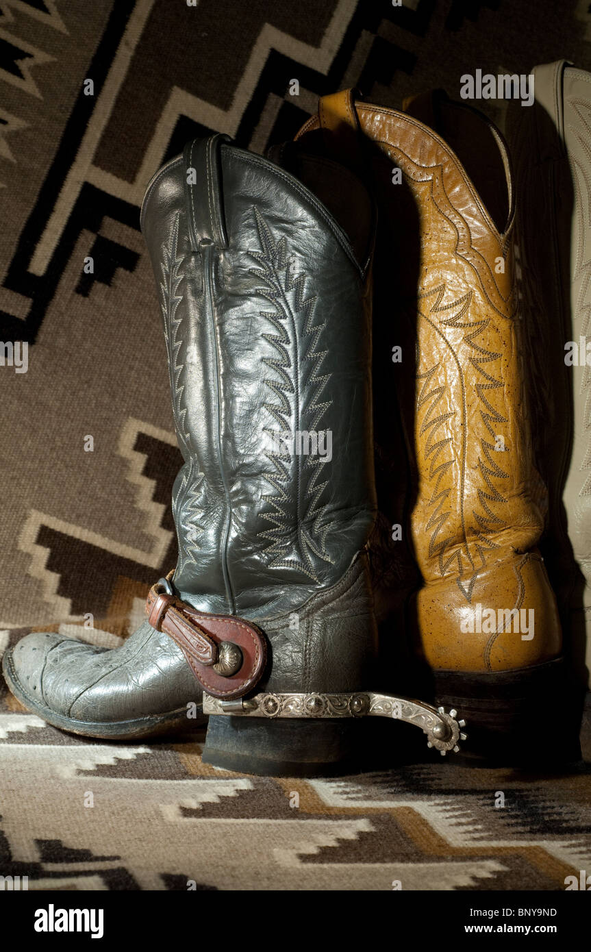 Leder Cowboy-Stiefel (grau paar mit Silbersporen, der Strauß Haut) auf zwei graue Hügel Navajo Indian Decke. PR Stockfoto