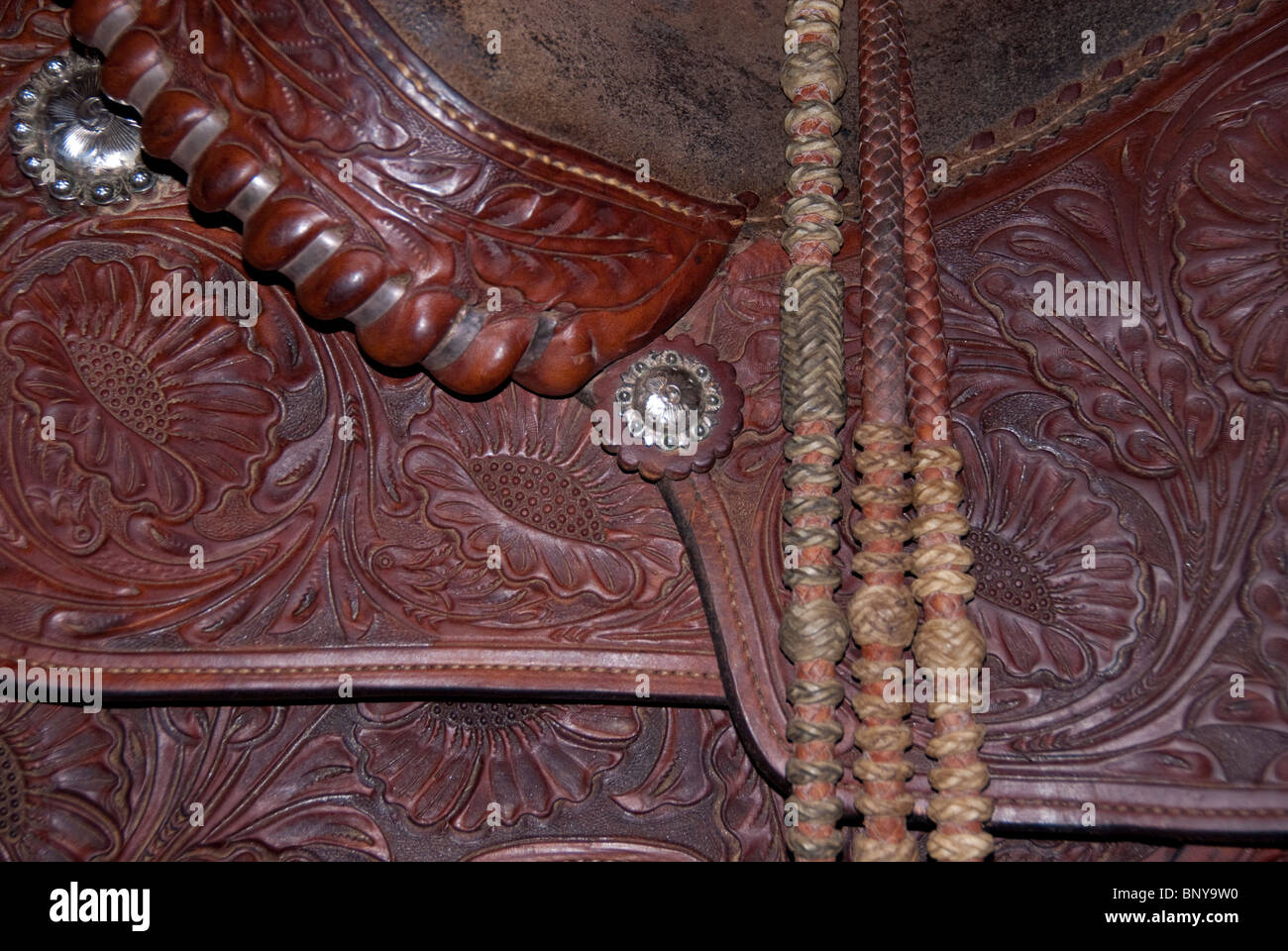 Hand-nachgerüstet western-Show Sattel mit Sterling Silver Conchos nach Maß. Hand geflochten Romel Zügel mit Rohhaut Aderendhülsen. PR Stockfoto