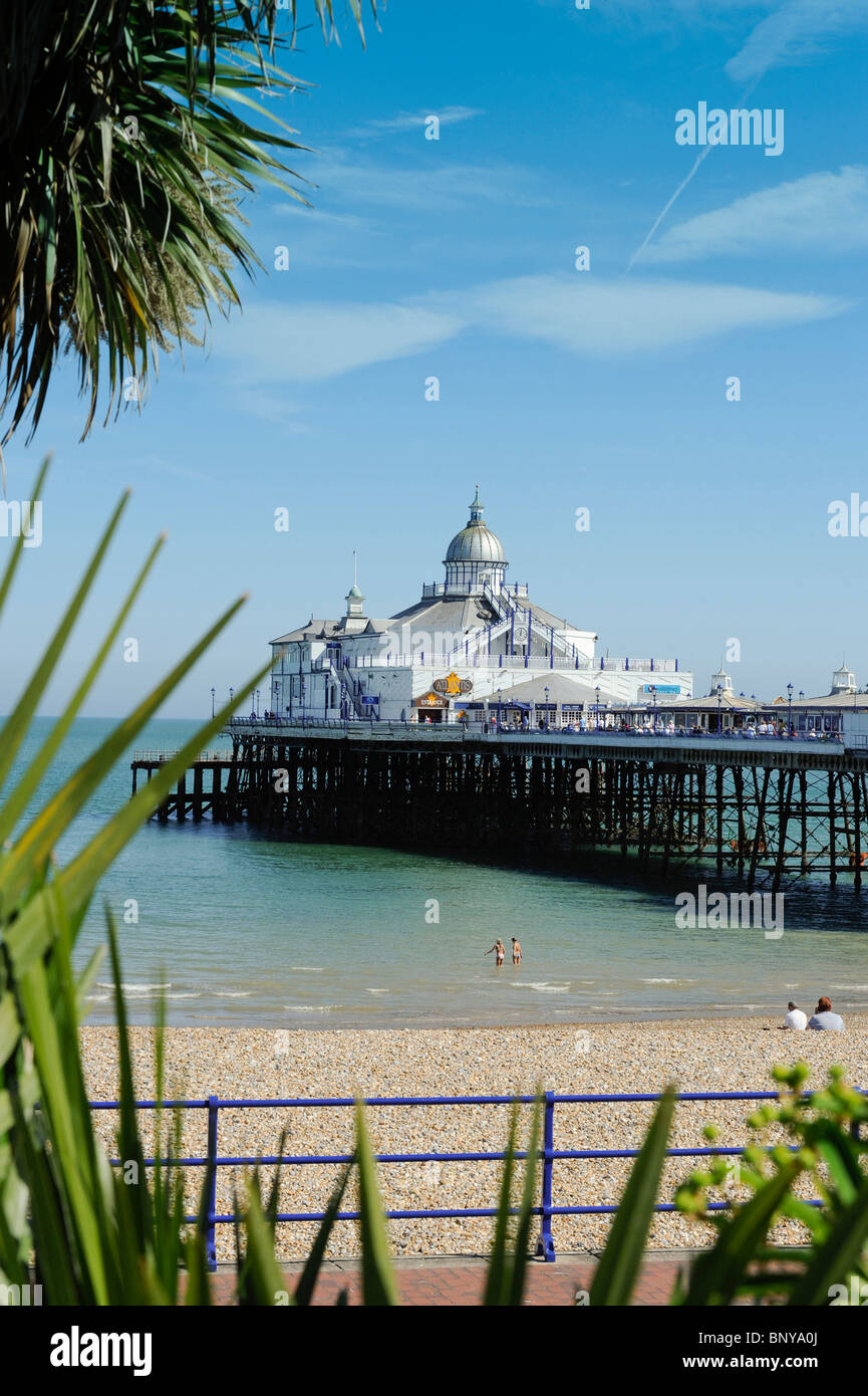 Eastbourne Pier im Hochsommer auf der Küste von Sussex, UK. Stockfoto