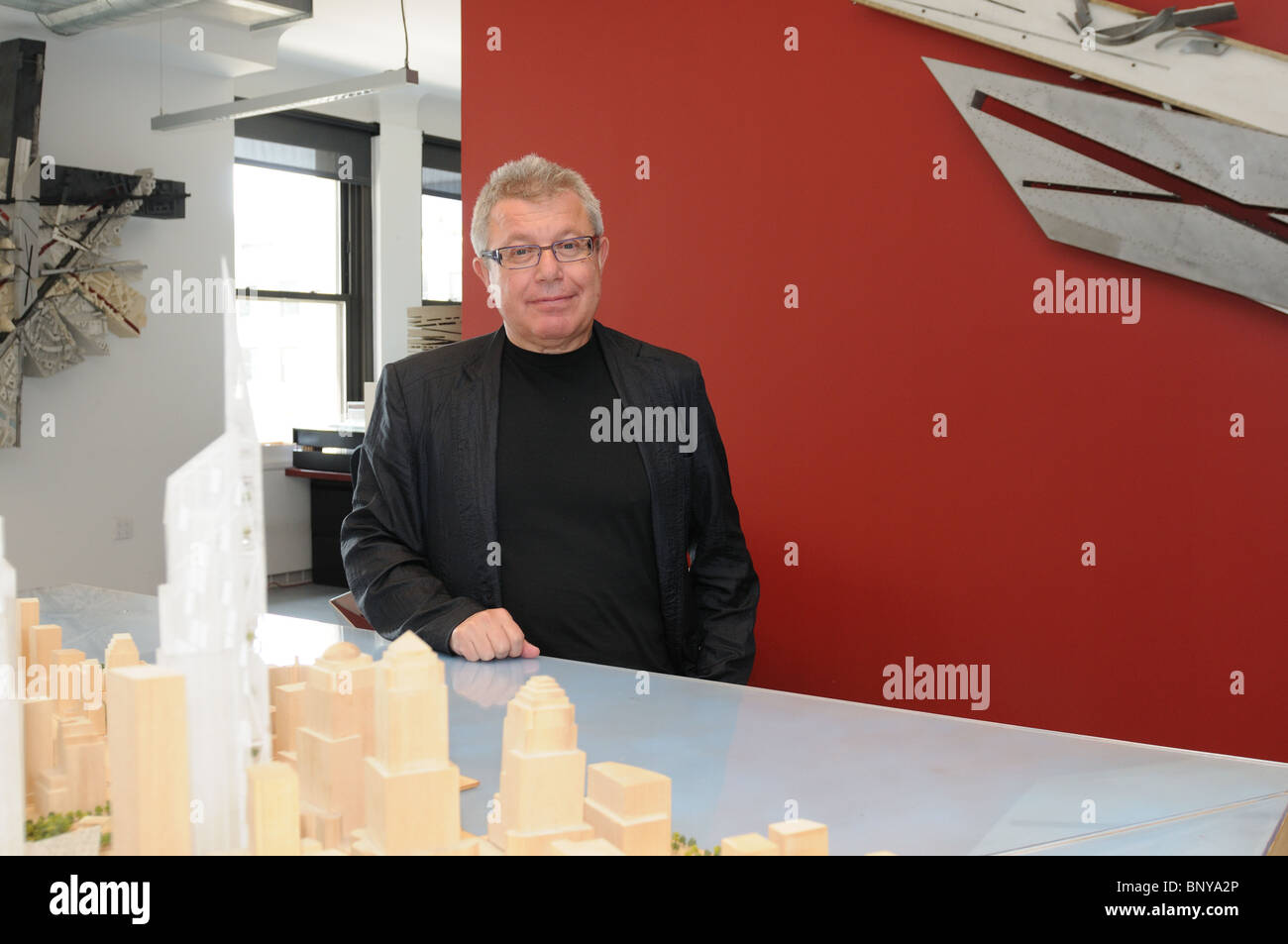 Daniel Libeskind im Atelier Lower Manhattan mit einem Modell von der World Trade Center Site, für das er den Masterplan hat. Stockfoto