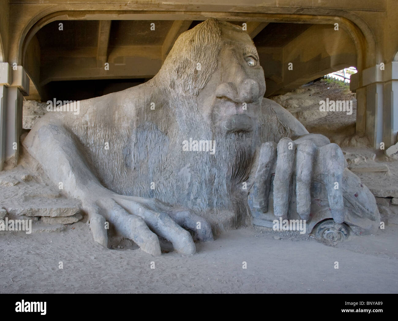 Der berühmte Fremont Troll lauert unter einer Brücke von Seattle – eine kultige Skulptur, die Witz, Folklore und urbane Kunst vereint. Stockfoto