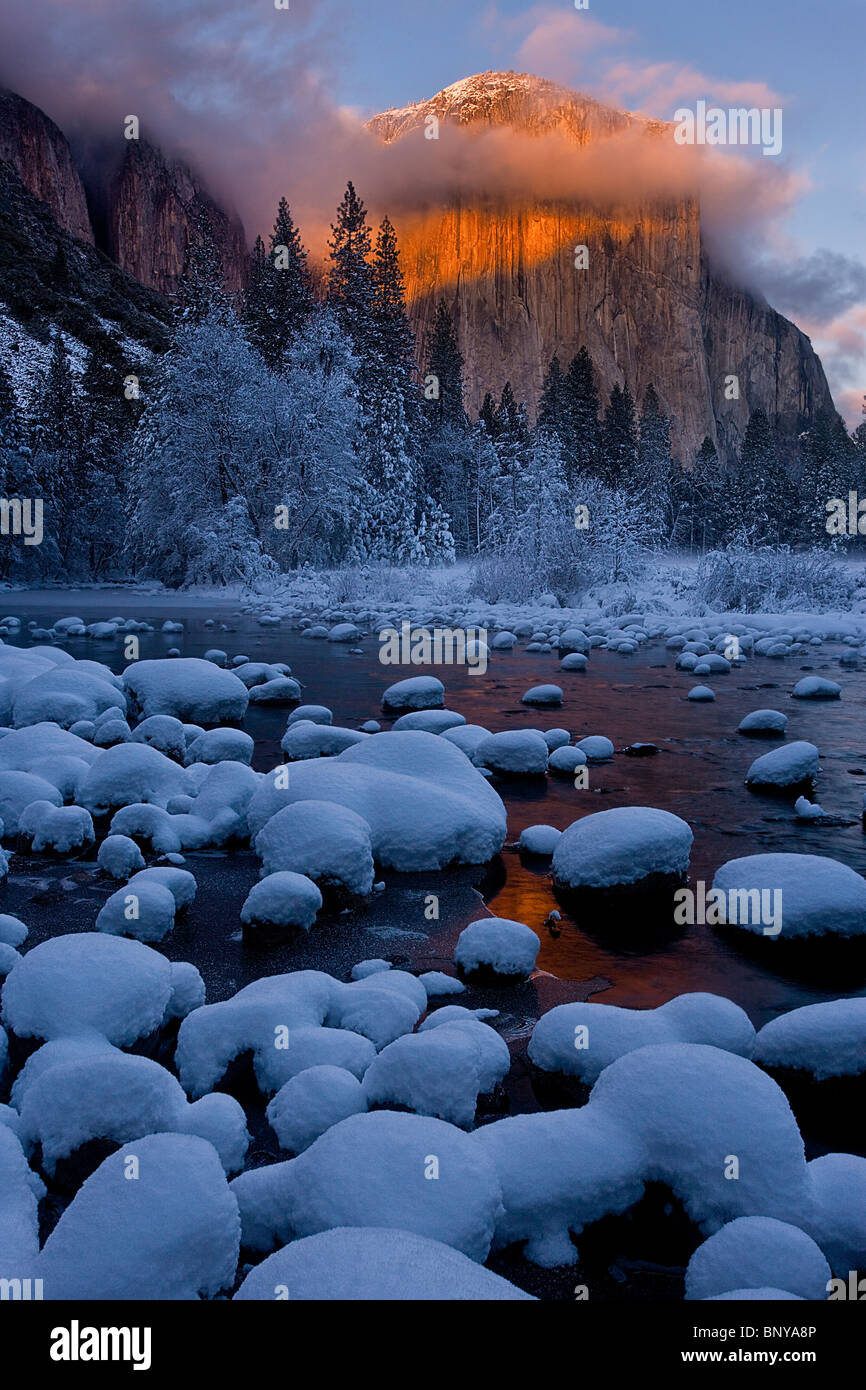 Alpenglühen am El Capitan an kalten Wintertag, Yosemite-Nationalpark, Kalifornien, USA. Stockfoto