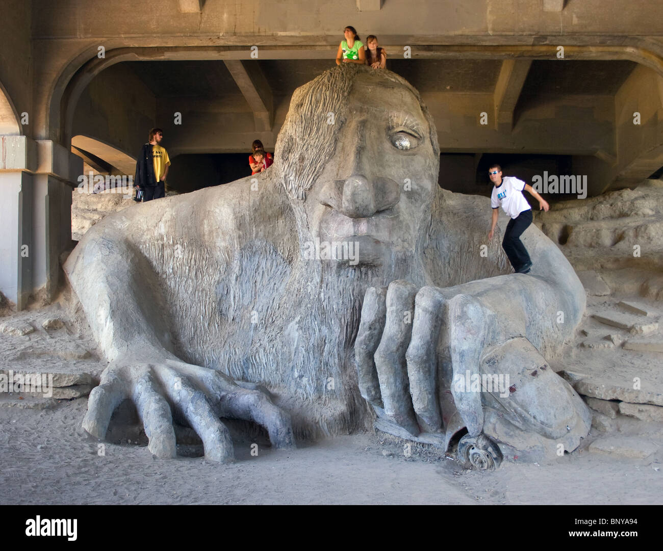 Der berühmte Fremont Troll lauert unter einer Brücke von Seattle – eine kultige Skulptur, die Witz, Folklore und urbane Kunst vereint. Stockfoto