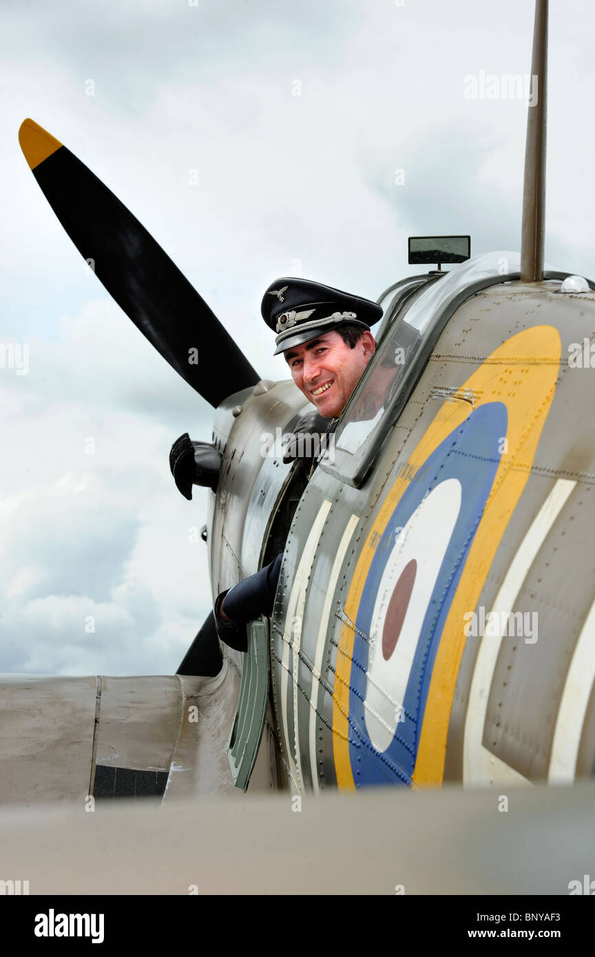 Steve Ricards der Luftwaffe Reinactment Gruppe scheint eine Spitfire in der Luftschlacht um England Dorf an die Roy entführt haben Stockfoto