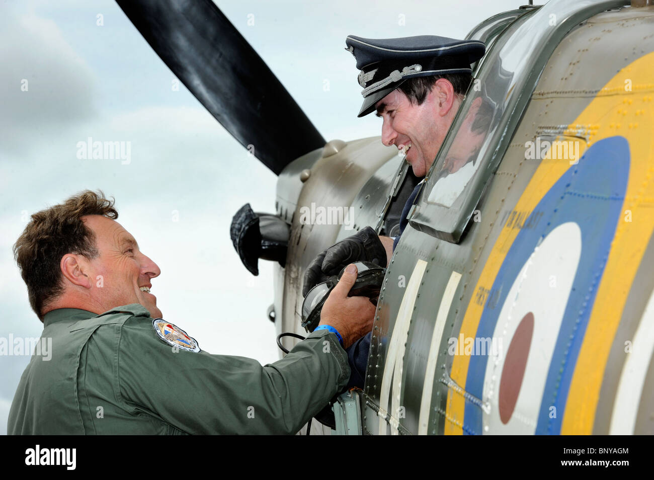 Steve Ricards der Luftwaffe Reinactment Gruppe steigt in einer Spitfire in der Luftschlacht um England Dorf von Dave Hobson (half Stockfoto