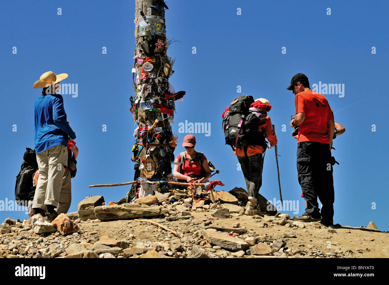 Spanien, Jakobsweg: Pilgern auf der Kreuz "Cruz de Hierro" am Monte Irago Stockfoto
