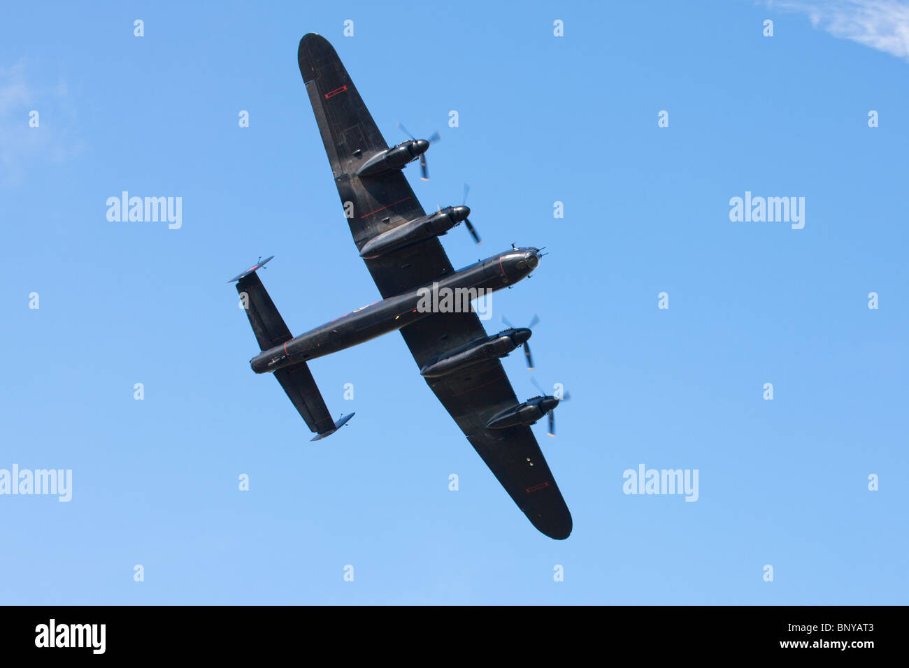 Avro Lancaster B1 PA474 WWII Bomber im Flug über Wickenby Flugplatz Stockfoto