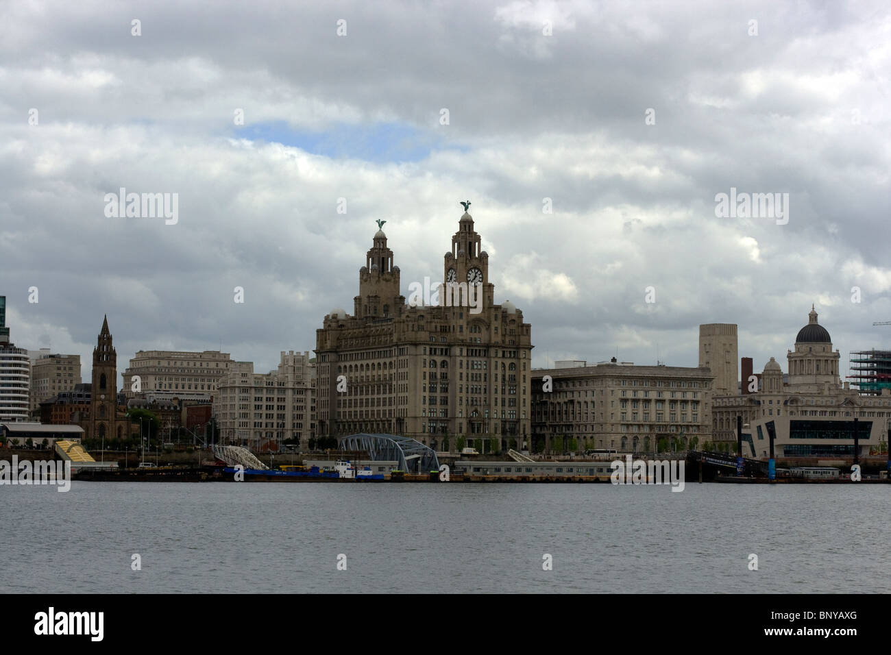 Liverpool Waterfront Skyline von der Mersey Ferry zeigt die drei Grazien und der Steganlage Stockfoto