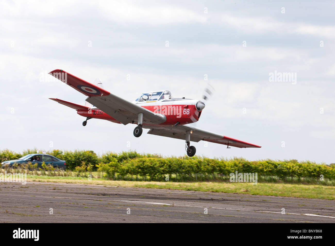 De Havilland (Kanada) DHC-1 Chipmunk 22 T10 WD390 68 G-BWNK im Flug und am Wickenby Flugplatz landen Stockfoto