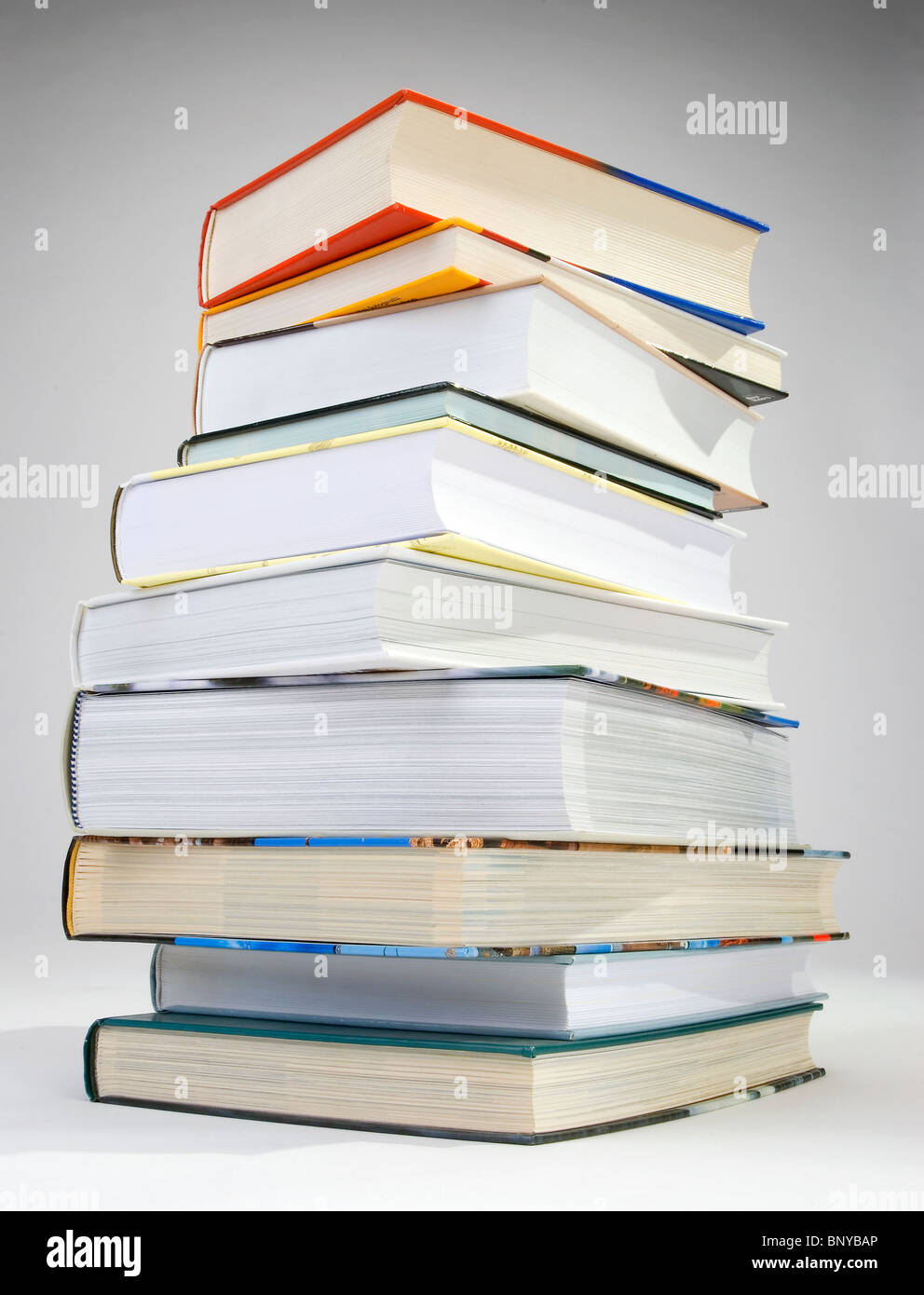 Ein Haufen von verschiedenen Farben von Hardcover-Büchern Stockfoto