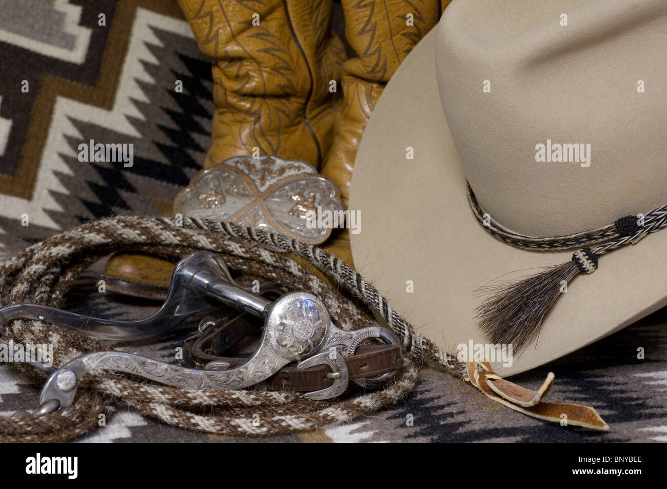 Western Filzhut Cowboy mit geflochtenem Rosshaar Hutband. Curb Bit und Silber & Gold Gürtelschnalle Silber zeigen. PR Stockfoto