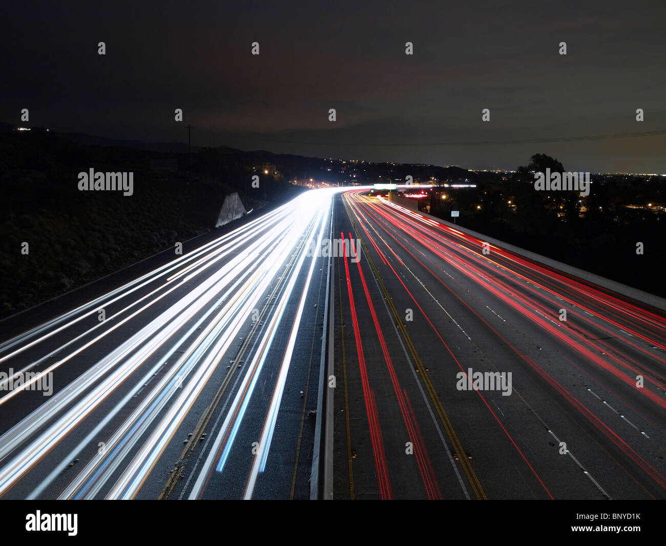 Stetigen Verkehr auf der Autobahn von Südkalifornien in der Nacht. Stockfoto